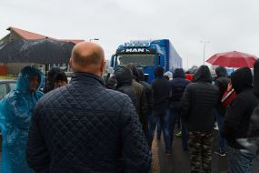 Владельцы машин с иностранной регистрацией блокируют КПП "Тиса"