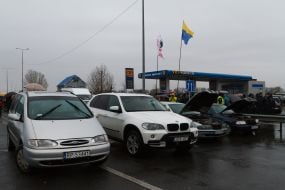 Владельцы машин с иностранной регистрацией блокируют КПП "Тиса"