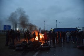 Владельцы автомобилей с иностранной регистрацией жгут шины