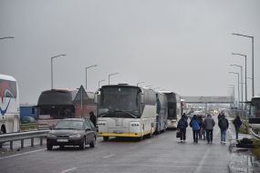 Автомобили и автобусы на пункте пропуска "Краковец"