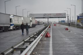 Люди идут по дороге на пункте пропуска "Краковец"