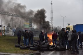 Владельцы автомобилей с иностранной регистрацией жгут шины