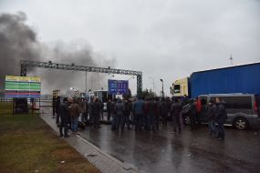 Владельцы автомобилей с иностранной регистрацией жгут шины