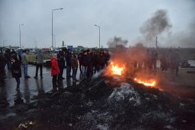 Владельцы автомобилей с иностранной регистрацией жгут шины