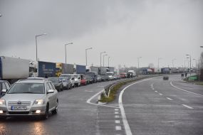 Автомобили и автобусы на пункте пропуска "Краковец"