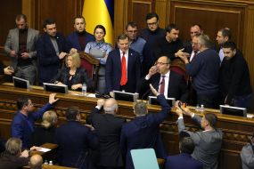 Deputies demand to take a break in the parliamentary meeting