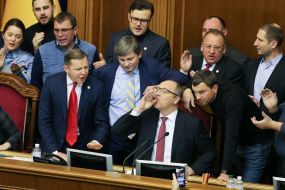 Deputies demand to take a break in the parliamentary meeting