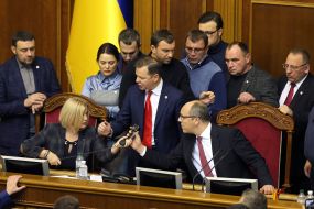 Deputies demand to take a break in the parliamentary meeting