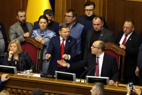 Deputies demand to take a break in the parliamentary meeting