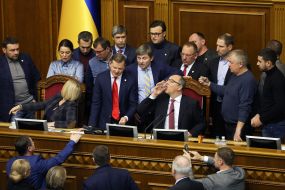 Deputies demand to take a break in the parliamentary meeting