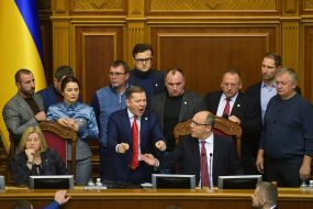 Deputies demand to take a break in the parliamentary meeting