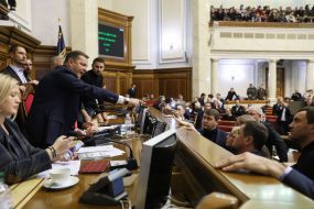 Deputies demand to take a break in the parliamentary meeting