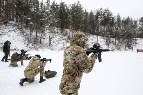 Участники подготовки Национальных дружин стреляют из автоматов на полигоне