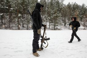 Участники военной подготовки Национальных дружин с автоматами на полигоне