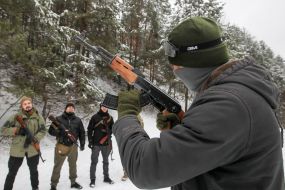 Инструктор Национальных дружин с автоматом на полигоне