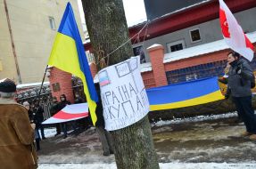 Participants of the Ukrainian-Belarusian protest hold flags of Ukraine and Belarus near the Consulate General of the Russian Federation