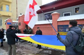 Participants of the Ukrainian-Belarusian protest hold flags of Ukraine and Belarus near the Consulate General of the Russian Federation