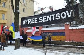 Banner in support of Oleg Sentsov at the Consulate General of the Russian Federation