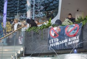 Плакат в ТРЦ Ocean Plaza