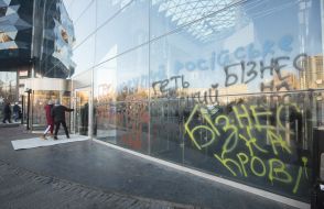 Надписи на стеклянных стенах ТРЦ Ocean Plaza