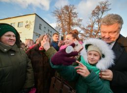 Петр Порошенко общается с людьми