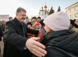 Петр Порошенко общается с людьми