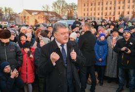 Петр Порошенко общается с людьми