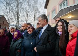 Петр Порошенко общается с людьми