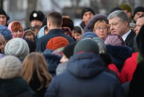 Петр Порошенко общается с людьми