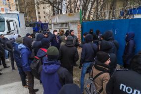 People near the construction site on the Gagarinsky plateau in Odessa
