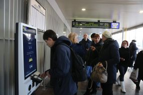 Хлопець купує квиток через термінал 