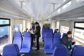 Пасажири в салоні залізничного експреса Київ- аеропорт "Бориспіль"