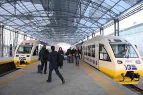 Залізничні експреси біля перону