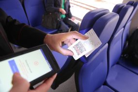 Перевірка квитків у пасажирів в салоні залізничного експреса Київ- аеропорт "Бориспіль"