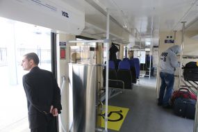 Пасажири в салоні залізничного експреса Київ- аеропорт "Бориспіль"