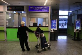 Жінка біля залізничної каси