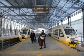 Залізничні експреси біля перону