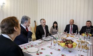 Petro Poroshenko visited veteran Alexander Darmoros