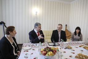 Petro Poroshenko visited veteran Alexander Darmoros