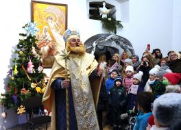 St. Nicholas communicates with the children