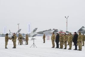 Petro Poroshenko presents a certificate for military equipment