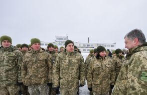 Petro Poroshenko talks to the military