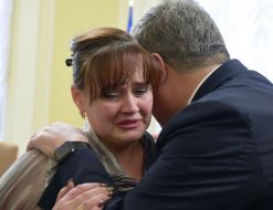 Petro Poroshenko and a relative of a Ukrainian-Ukrainian sailor who is a prisoner of war