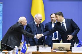 Vladimir Groisman congratulates the participants on the rough table