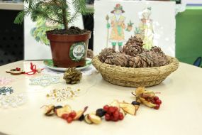 Cedar cones on a wicker plate