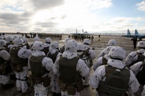 Petro Poroshenko speaks to the military