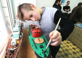 Участник соревнований по судомодельному спорту