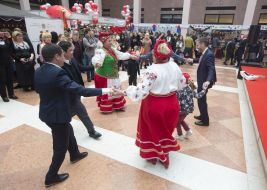 Участники благотворительной ярмарки танцуют