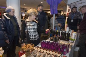 Женщина выбирает товары