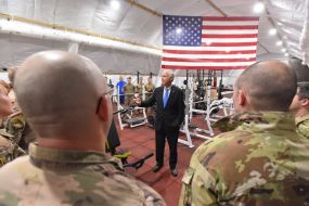 Рональд  Джонсон спілкується з військовослужбовцями
